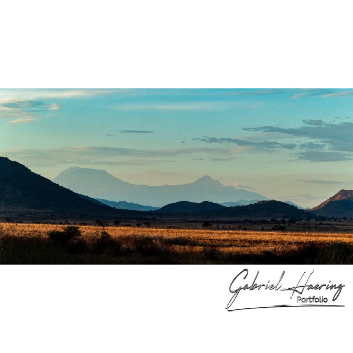 Monte Kilimanjaro visto dal Parco Nazionale di Mkomazi Vista unica e diversa del Monte Kilimanjaro dal Parco Nazionale di Mkomazi. Foto scattata durante un safari fotografico in Tanzania.